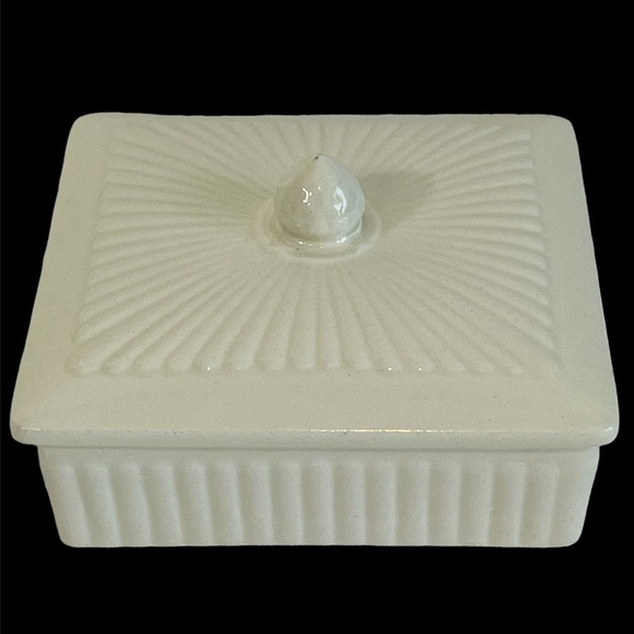 Wedgewood Trinket Box, Discontinued Edme Pattern, Cream China - Picture 1 of 10